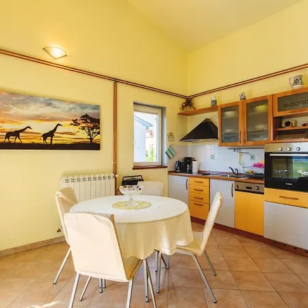 Apartment Apartman Mara Vabriga *